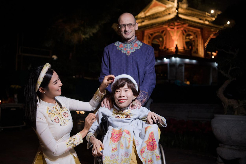 Chị Nguyễn Thị Vân tham gia trình diễn mẫu thiết kế mới trong bộ sưu tập áo dài của Ngọc Hân