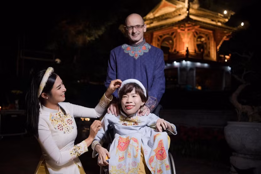 Chị Nguyễn Thị Vân tham gia trình diễn mẫu thiết kế mới trong bộ sưu tập áo dài của Ngọc Hân