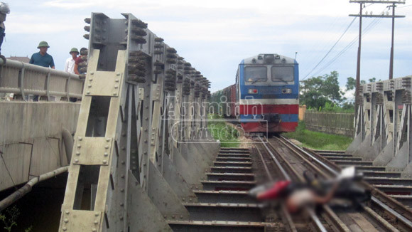 Cố băng qua đường, người đàn ông bị tàu đâm phải, kéo lê hơn 100m ảnh 1