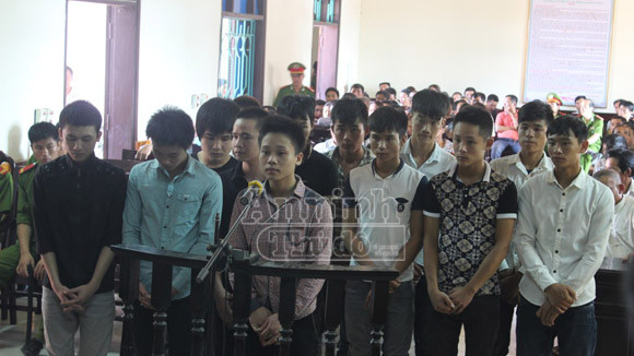 Bị đánh khi đến chơi nhà bạn gái, kéo nhau đi phục thù, rồi... vào tù ảnh 1