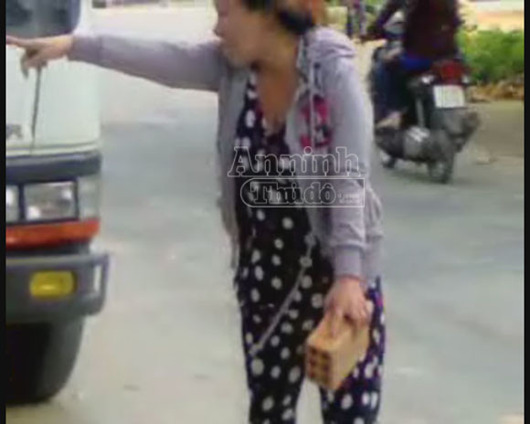 “Tú bà” tấn công CSGT và chứa mại dâm sa lưới ảnh 1