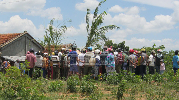 Vác bom ra cưa, hai người đàn ông bỏ mạng ảnh 1