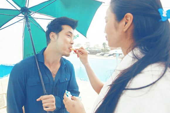 Ưng Hoàng Phúc "bỏ rơi" Kim Cương, tình tứ cùng Trang Pháp bên hồ bơi ảnh 10