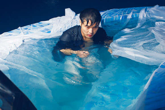 Ưng Hoàng Phúc "bỏ rơi" Kim Cương, tình tứ cùng Trang Pháp bên hồ bơi ảnh 4