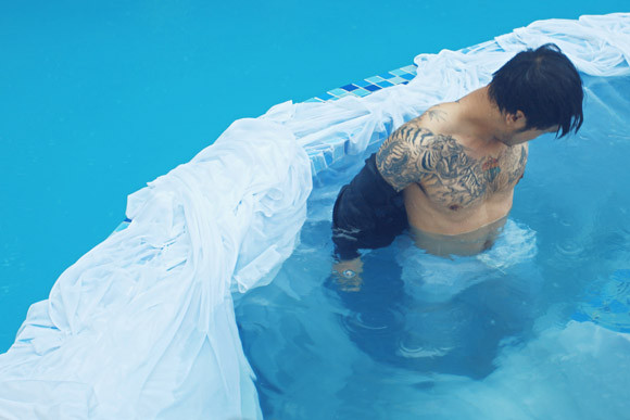 Ưng Hoàng Phúc "bỏ rơi" Kim Cương, tình tứ cùng Trang Pháp bên hồ bơi ảnh 1