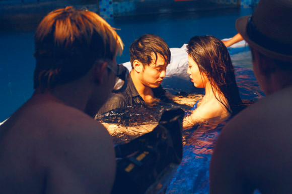 Ưng Hoàng Phúc "bỏ rơi" Kim Cương, tình tứ cùng Trang Pháp bên hồ bơi ảnh 19 Ưng Hoàng Phúc "bỏ rơi" Kim Cương, tình tứ cùng Trang Pháp bên hồ bơi ảnh 19