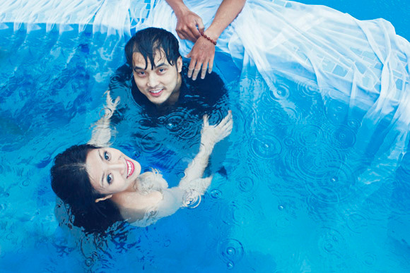 Ưng Hoàng Phúc "bỏ rơi" Kim Cương, tình tứ cùng Trang Pháp bên hồ bơi ảnh 16 Ưng Hoàng Phúc "bỏ rơi" Kim Cương, tình tứ cùng Trang Pháp bên hồ bơi ảnh 16