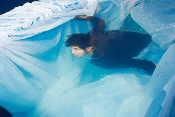 Ưng Hoàng Phúc "bỏ rơi" Kim Cương, tình tứ cùng Trang Pháp bên hồ bơi ảnh 2