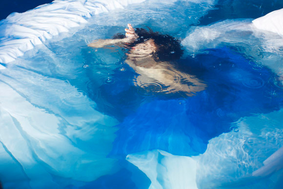 Ưng Hoàng Phúc "bỏ rơi" Kim Cương, tình tứ cùng Trang Pháp bên hồ bơi ảnh 15