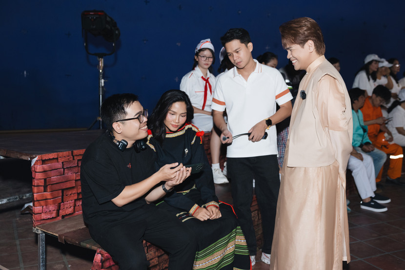 Đạo diễn Kawaii Tuấn Anh sinh năm 1993 được mệnh danh là “bậc thầy phù thuỷ” với các MV âm nhạc, mang tới xu hướng mới thu hút tới trăm triệu người xem