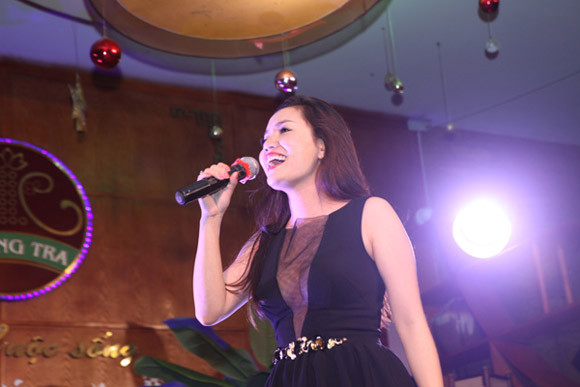 Ngọc Anh diện váy xẻ V táo bạo khoe vòng 1 hững hờ ảnh 3