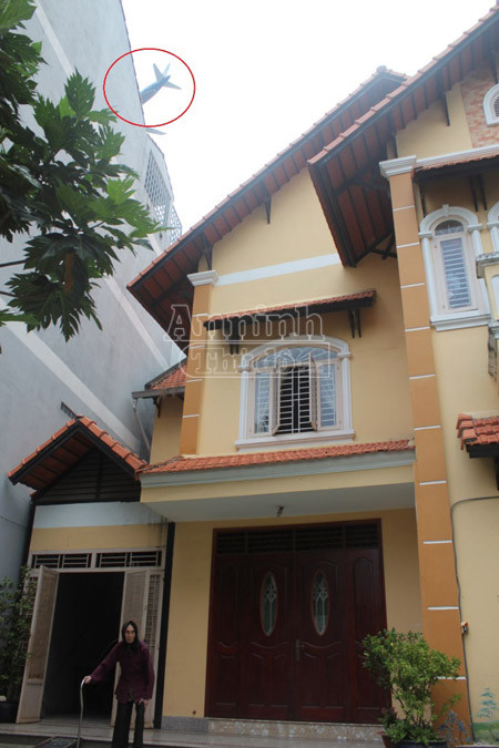 Nghi vấn máy bay hạ cánh quá sát, gây tốc mái nhà dân ảnh 4