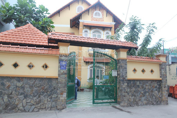 Nghi vấn máy bay hạ cánh quá sát, gây tốc mái nhà dân ảnh 1 Nghi vấn máy bay hạ cánh quá sát, gây tốc mái nhà dân ảnh 1