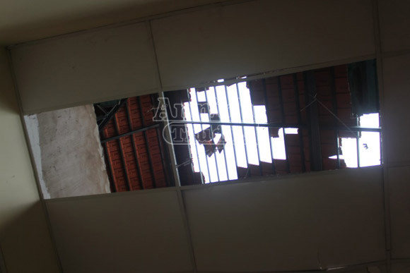 Nghi vấn máy bay hạ cánh quá sát, gây tốc mái nhà dân ảnh 2 Nghi vấn máy bay hạ cánh quá sát, gây tốc mái nhà dân ảnh 2