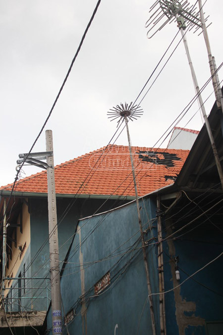 Nghi vấn máy bay hạ cánh quá sát, gây tốc mái nhà dân ảnh 3