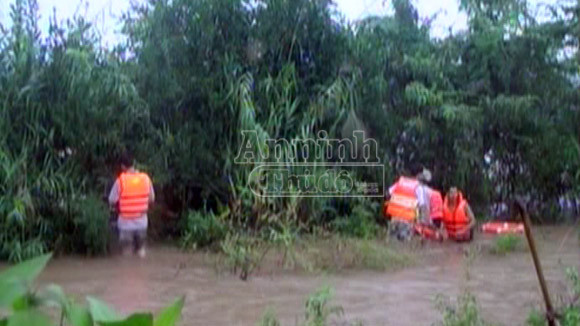 Tìm thấy thi thể thầy giáo Hiệu trưởng bị mưa, lũ cuốn trôi ảnh 1