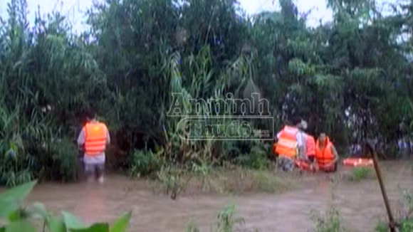 Tìm thấy thi thể thầy giáo Hiệu trưởng bị mưa, lũ cuốn trôi ảnh 1