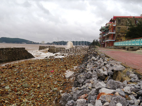 Bờ kè khu du lịch Đồ Sơn tan hoang sau bão ảnh 6