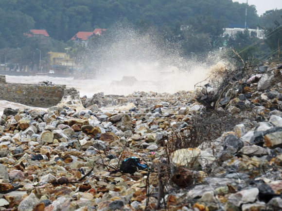 Bờ kè khu du lịch Đồ Sơn tan hoang sau bão ảnh 3