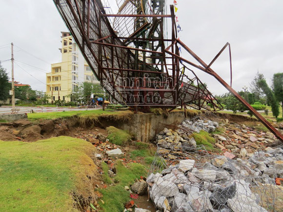 Bờ kè khu du lịch Đồ Sơn tan hoang sau bão ảnh 1