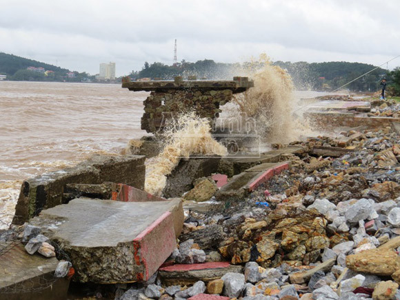 Bờ kè khu du lịch Đồ Sơn tan hoang sau bão ảnh 4