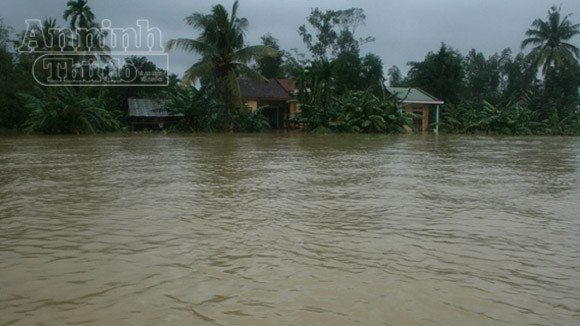 Mưa lũ gây lở núi, 14 ngôi nhà bị lấp ảnh 1