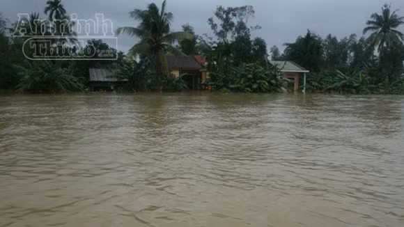 Mưa lũ gây lở núi, 14 ngôi nhà bị lấp ảnh 1