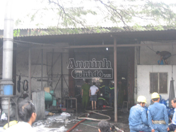 Cháy nhà xưởng, gần chục công nhân nỗ lực chữa cháy bất thành ảnh 1