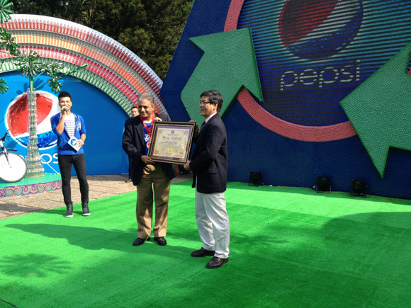 Mô hình "khổng lồ" được lắp ráp từ 390.000 nắp chai thủy tinh ảnh 2