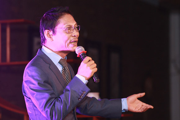 Ngọc Anh diện váy xẻ V táo bạo khoe vòng 1 hững hờ ảnh 4