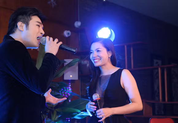 Ngọc Anh diện váy xẻ V táo bạo khoe vòng 1 hững hờ ảnh 1