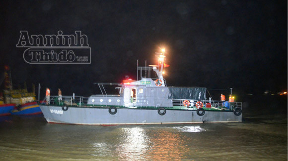 Cứu nạn thành công tàu cá cùng 12 ngư dân gặp nạn trên biển ảnh 1