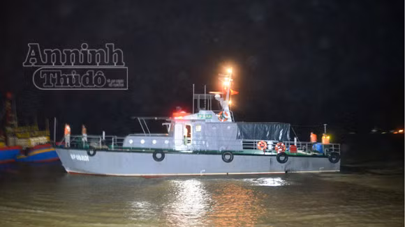 Cứu nạn thành công tàu cá cùng 12 ngư dân gặp nạn trên biển ảnh 1