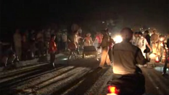 Sập mố cầu, hàng nghìn phương tiện giao thông bị ách tắc ảnh 2