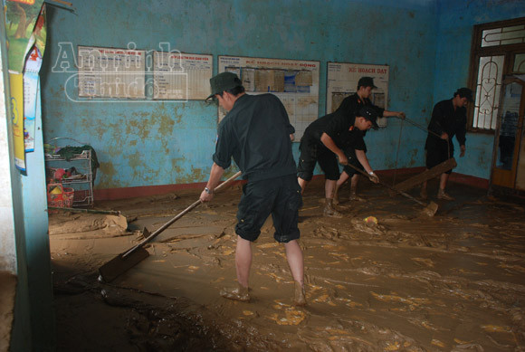 Giáo viên vùng lũ nào dám mơ hoa ngày 20-11 ảnh 1