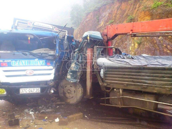 Xe tải nát bét sau cú đấu đầu kinh hoàng, 5 người bị thương nặng ảnh 1