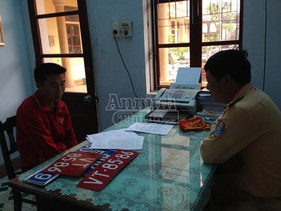 Phát hiện đối tượng cất giấu nhiều biển kiểm soát giả quân sự, "biển xanh" ảnh 2