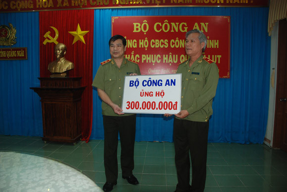 Bộ Công an hỗ trợ Công an Quảng Ngãi 300 triệu đồng, khắc phục hậu quả bão lũ ảnh 1