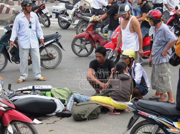 Chồng khóc ngất khi chứng kiến vợ, con tử vong dưới bánh xe bồn ảnh 1