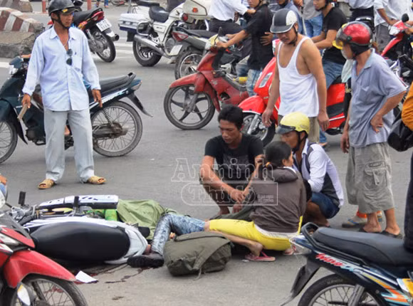 Chồng khóc ngất khi chứng kiến vợ, con tử vong dưới bánh xe bồn ảnh 1