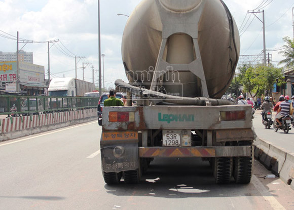 Chồng khóc ngất khi chứng kiến vợ, con tử vong dưới bánh xe bồn ảnh 2