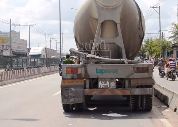 Chồng khóc ngất khi chứng kiến vợ, con tử vong dưới bánh xe bồn ảnh 2