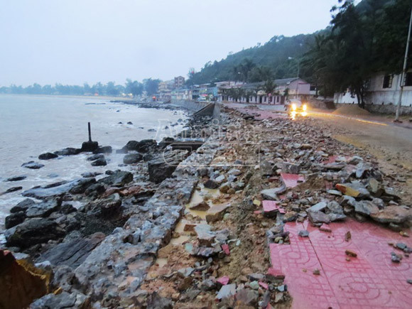 Bão số 14 đang tiến sát bờ, Bắc bộ bắt đầu mưa gió lớn ảnh 1