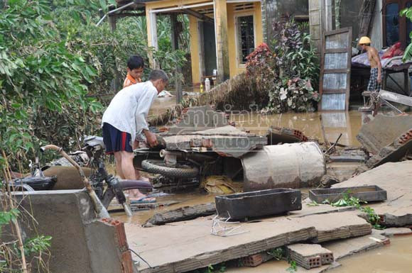 Quảng Ngãi: Hoang tàn sau mưa lũ ảnh 1