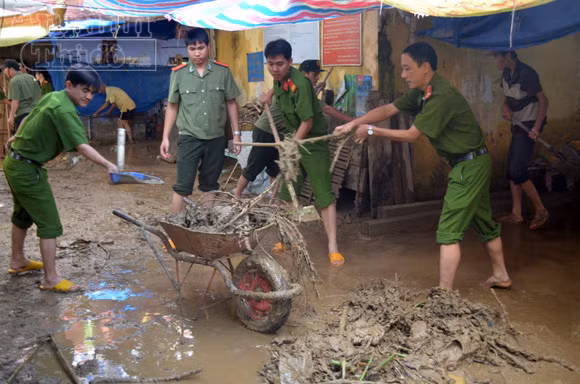 Quảng Ngãi: Hoang tàn sau mưa lũ ảnh 2