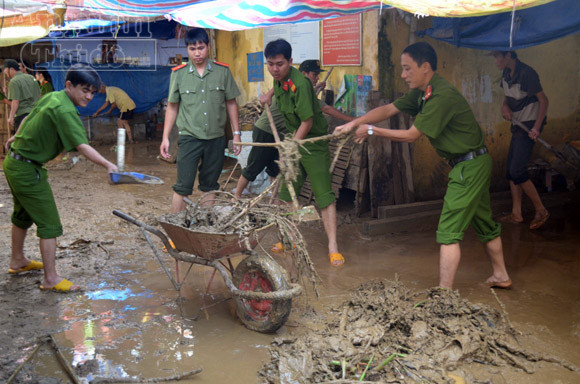 Quảng Ngãi: Hoang tàn sau mưa lũ ảnh 2