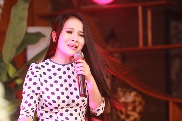 Ngọc Anh diện váy xẻ V táo bạo khoe vòng 1 hững hờ ảnh 7