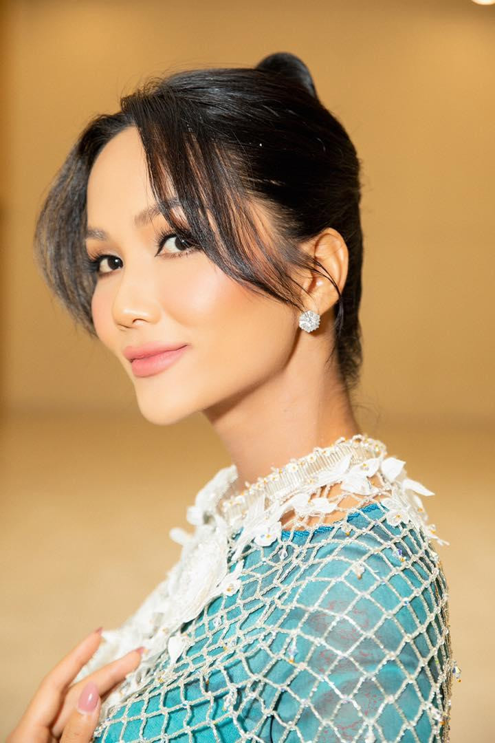 H'hen Niê được công chúng yêu mến bởi sự gần gũi, dễ mến và các hoạt động ý nghĩa vì cộng đồng (ảnh: FB nhân vật) H'hen Niê được công chúng yêu mến bởi sự gần gũi, dễ mến và các hoạt động ý nghĩa vì cộng đồng (ảnh: FB nhân vật)