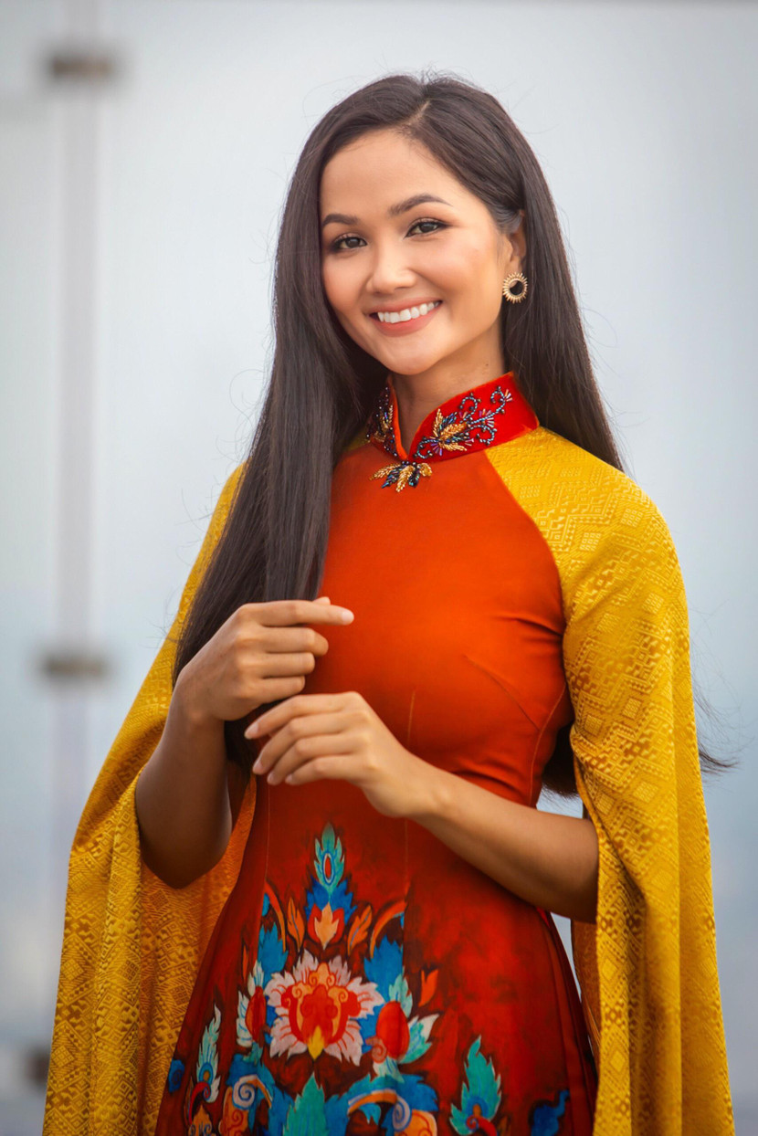 Hoa hậu H'hen Niê bị gọi tên giữa "tâm bão" ồn ào "bùng show" Hoa hậu H'hen Niê bị gọi tên giữa "tâm bão" ồn ào "bùng show"