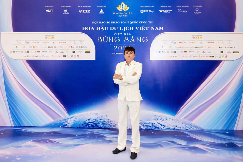 Với mỗi sân khấu, Tommy Nguyễn không chỉ mang đến trang phục, mà còn thổi vào đó thông điệp riêng phù hợp với từng sân chơi Với mỗi sân khấu, Tommy Nguyễn không chỉ mang đến trang phục, mà còn thổi vào đó thông điệp riêng phù hợp với từng sân chơi